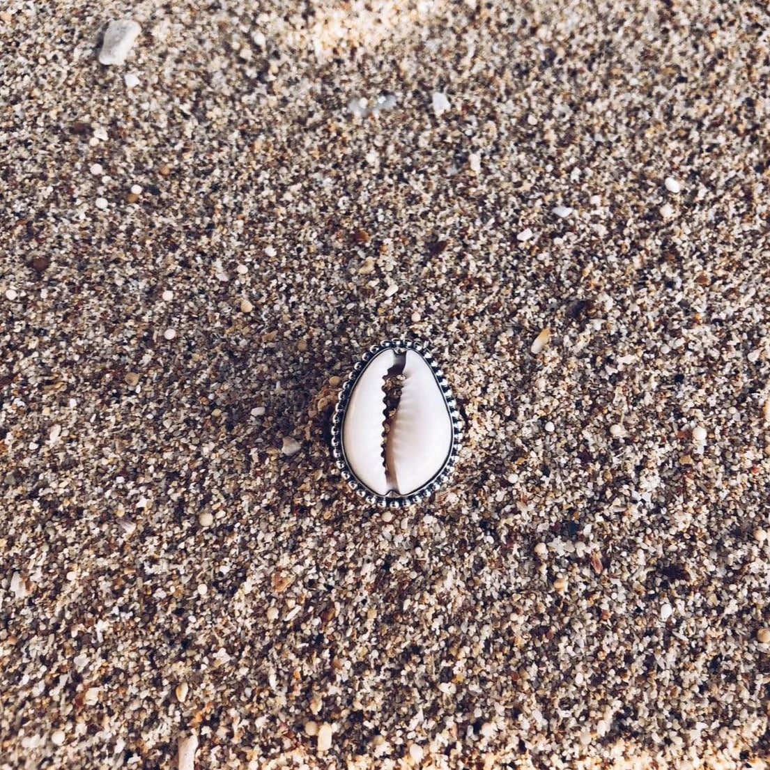 Cowrie Muschel Ring mit Silber Perlen - Tropical Tribe