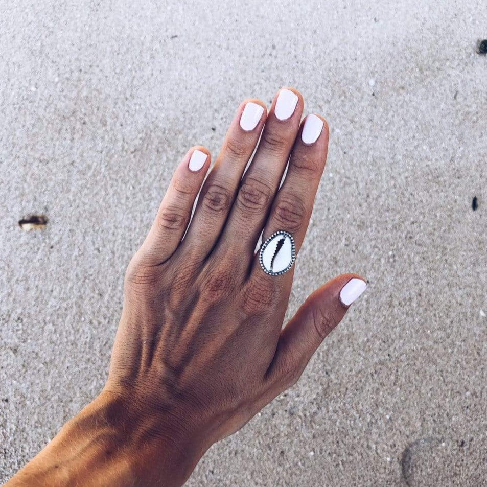 Cowrie Muschel Ring mit Silber Perlen - Tropical Tribe