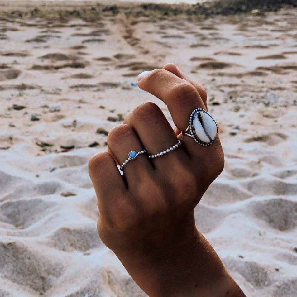 Cowrie Muschel Ring mit Silber Perlen - Tropical Tribe