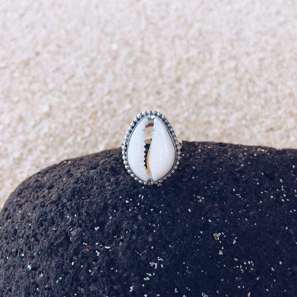 Cowrie Muschel Ring mit Silber Perlen - Tropical Tribe