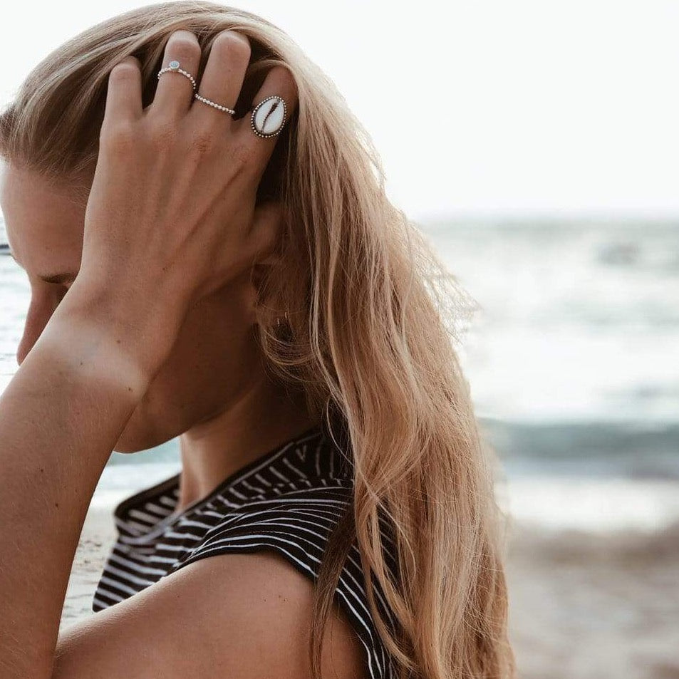 Cowrie Muschel Ring mit Silber Perlen - Tropical Tribe