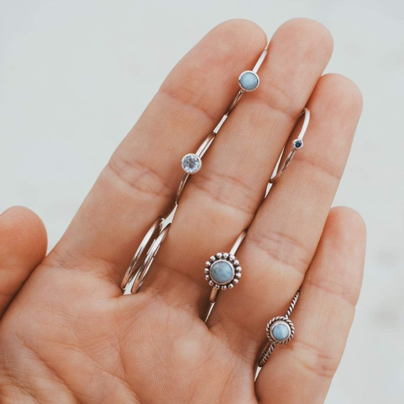 Kleiner Stacking Ring mit Larimar und Silber Perlen - Tropical Tribe