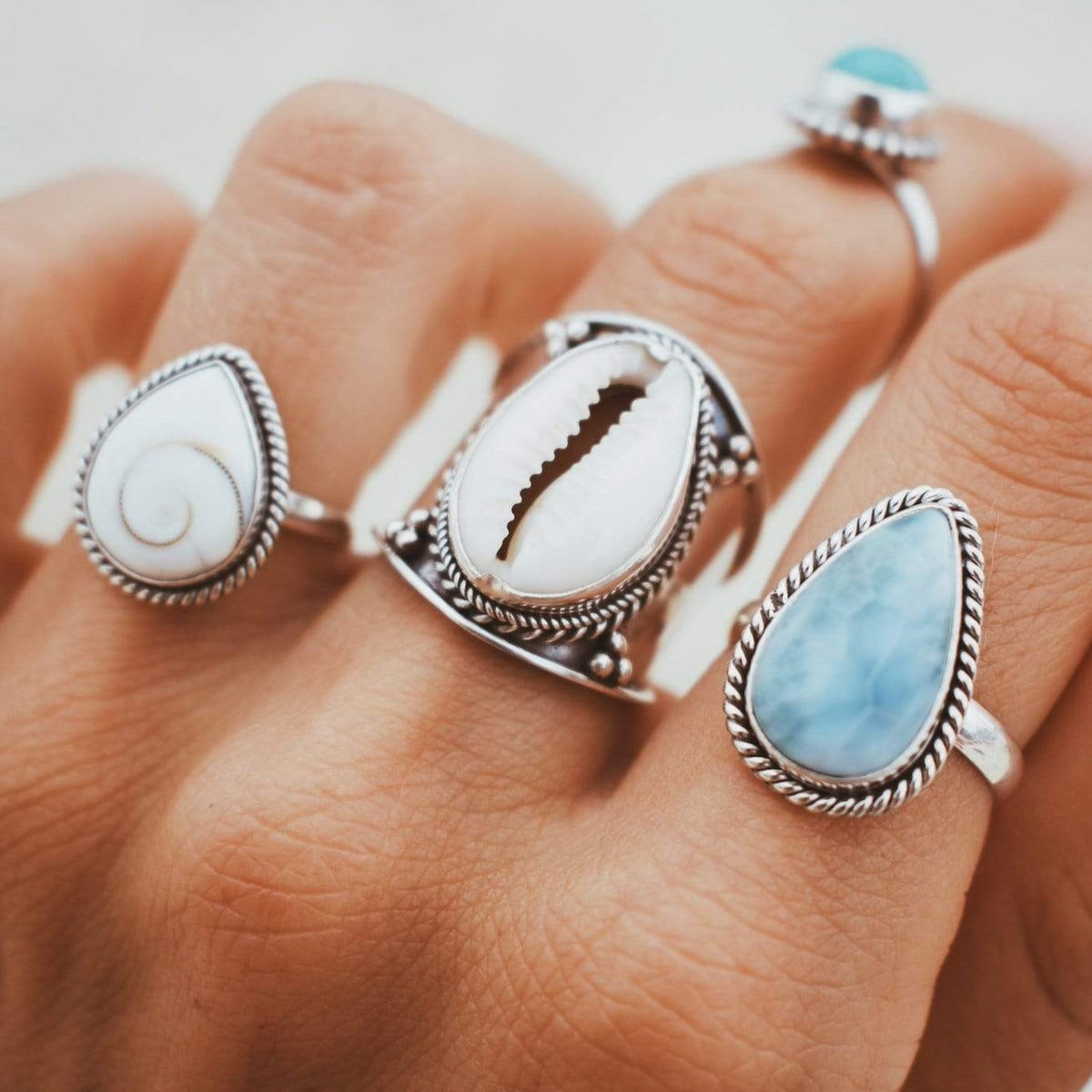 Ring mit tropfenförmiger Shiva Muschel und Twist Verzierung - Tropical Tribe