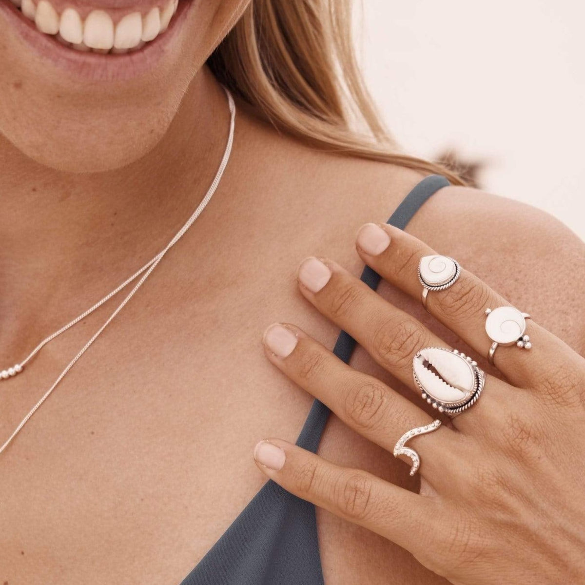 Ring mit tropfenförmiger Shiva Muschel und Twist Verzierung - Tropical Tribe