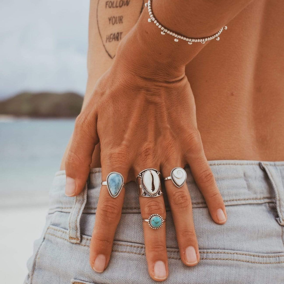 Ring mit tropfenförmiger Shiva Muschel und Twist Verzierung - Tropical Tribe