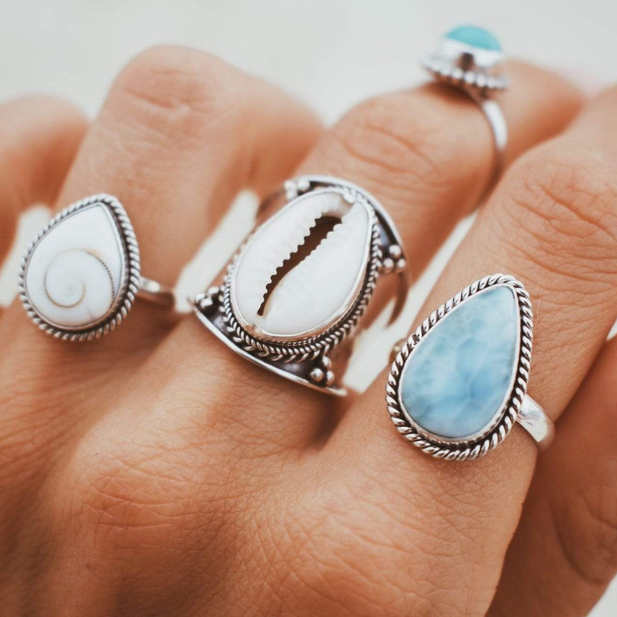 Tropfenförmiger Larimar Ring mit Twist Verzierung - Tropical Tribe