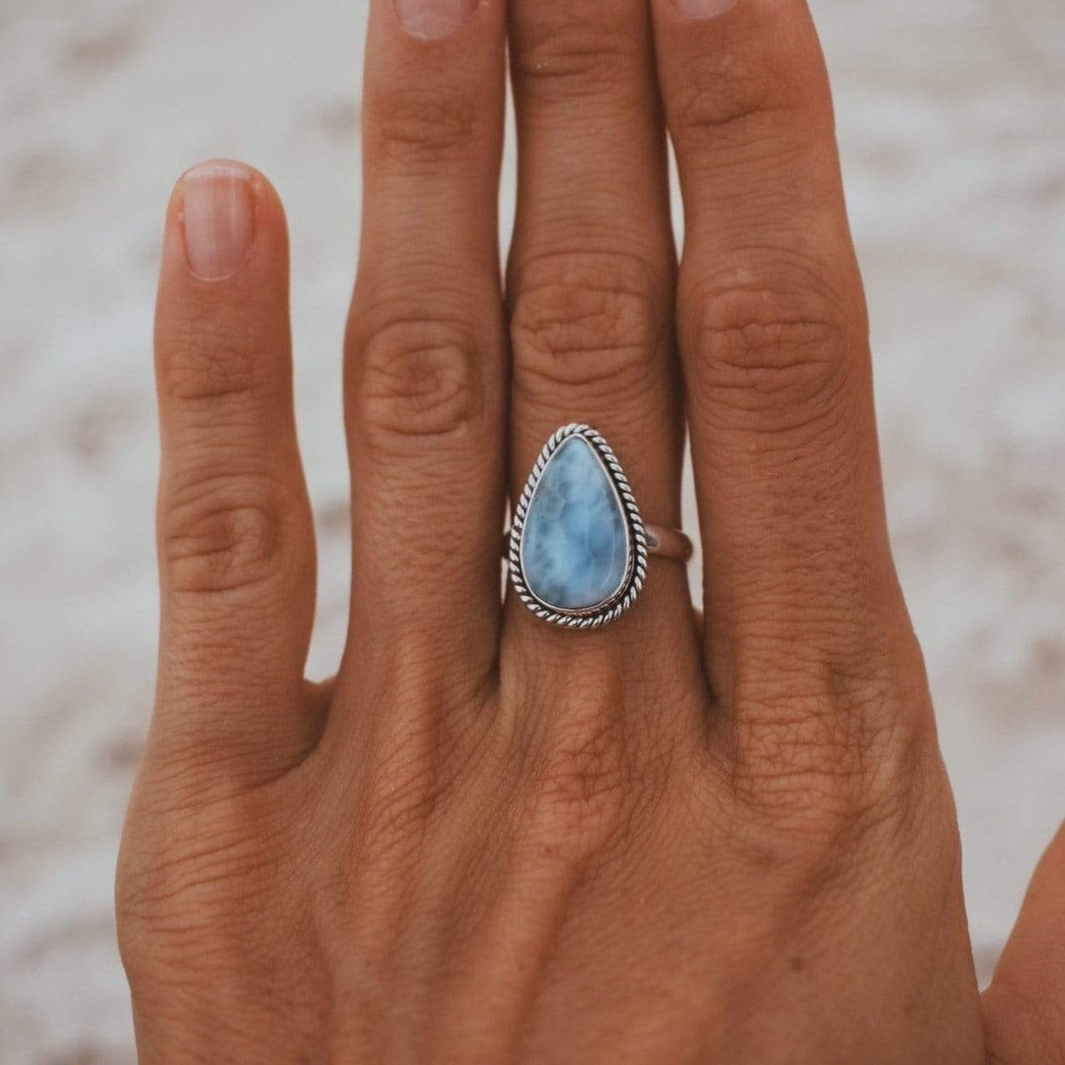Tropfenförmiger Larimar Ring mit Twist Verzierung - Tropical Tribe