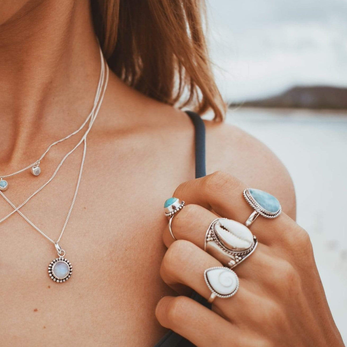 Tropfenförmiger Larimar Ring mit Twist Verzierung - Tropical Tribe