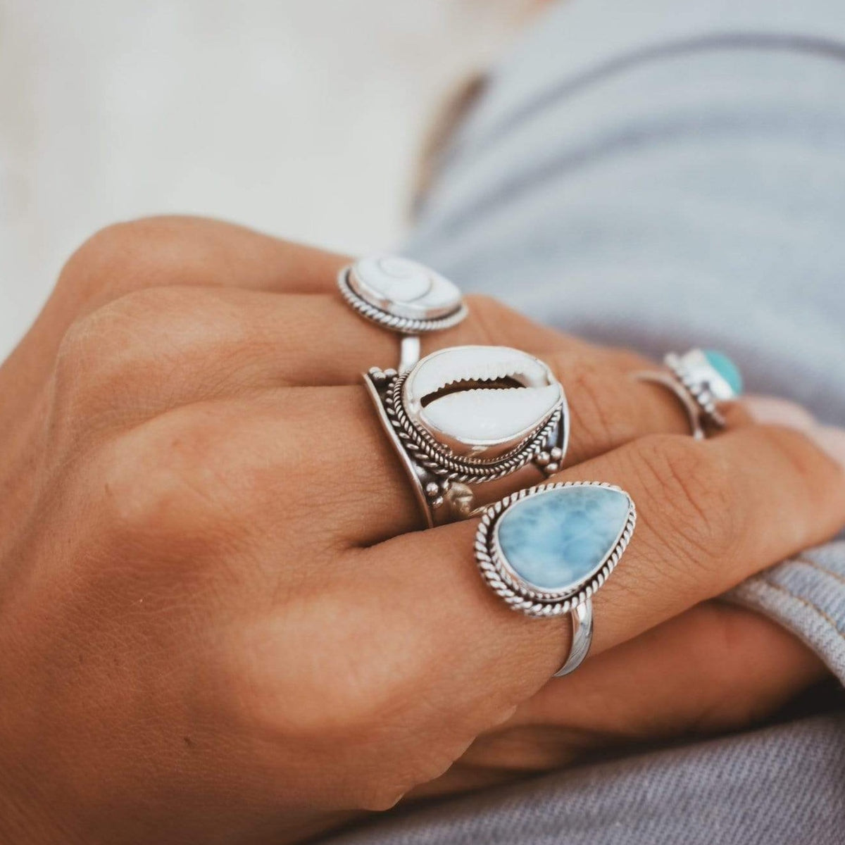 Tropfenförmiger Larimar Ring mit Twist Verzierung - Tropical Tribe