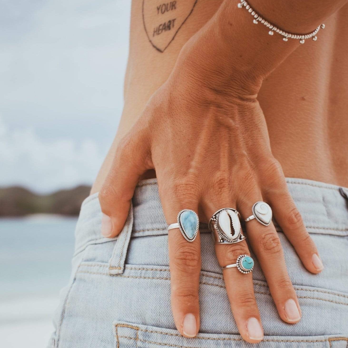 Tropfenförmiger Larimar Ring mit Twist Verzierung - Tropical Tribe