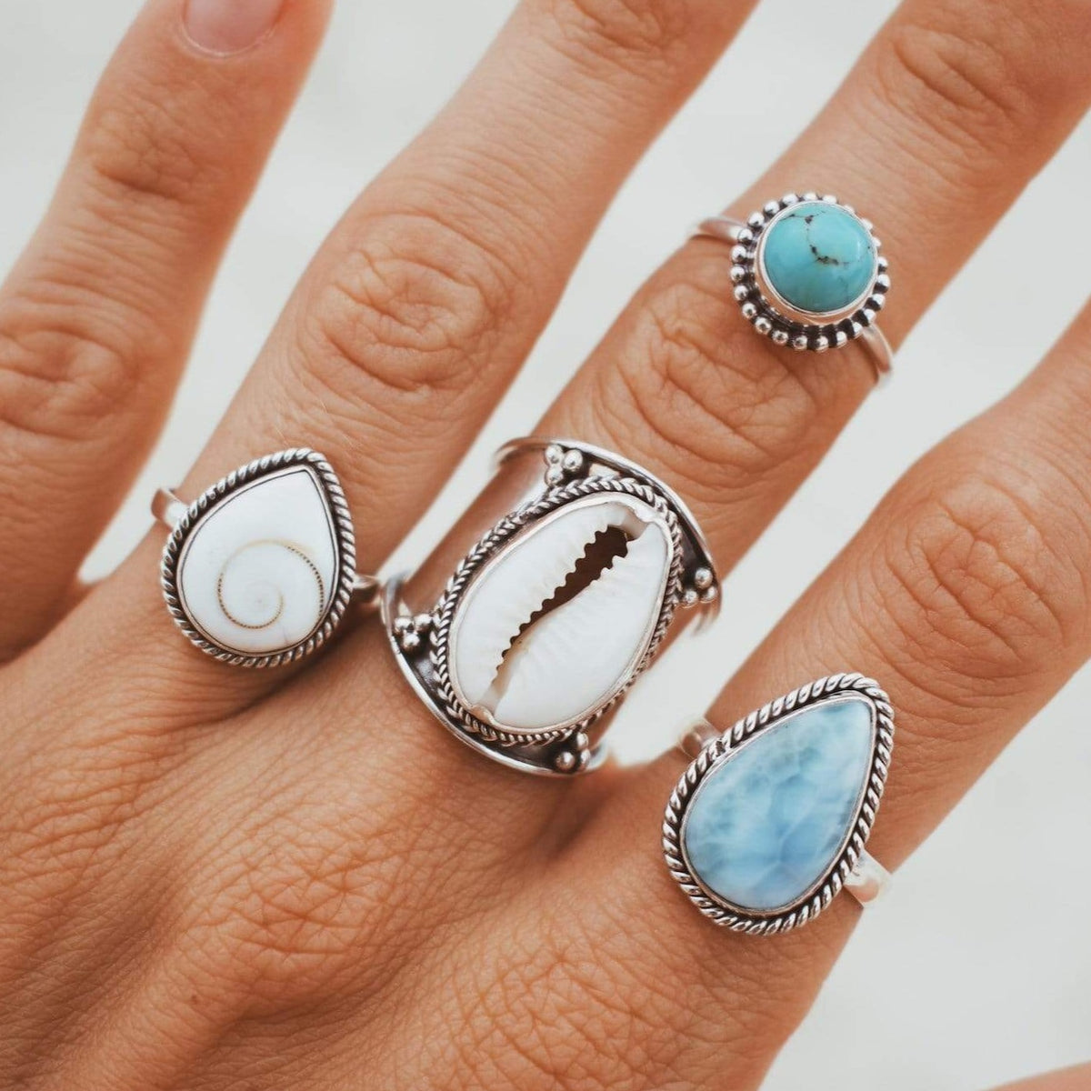 Auffälliger Cowrie Muschel Gussring mit Twist- und Perlenverzierung - Tropical Tribe