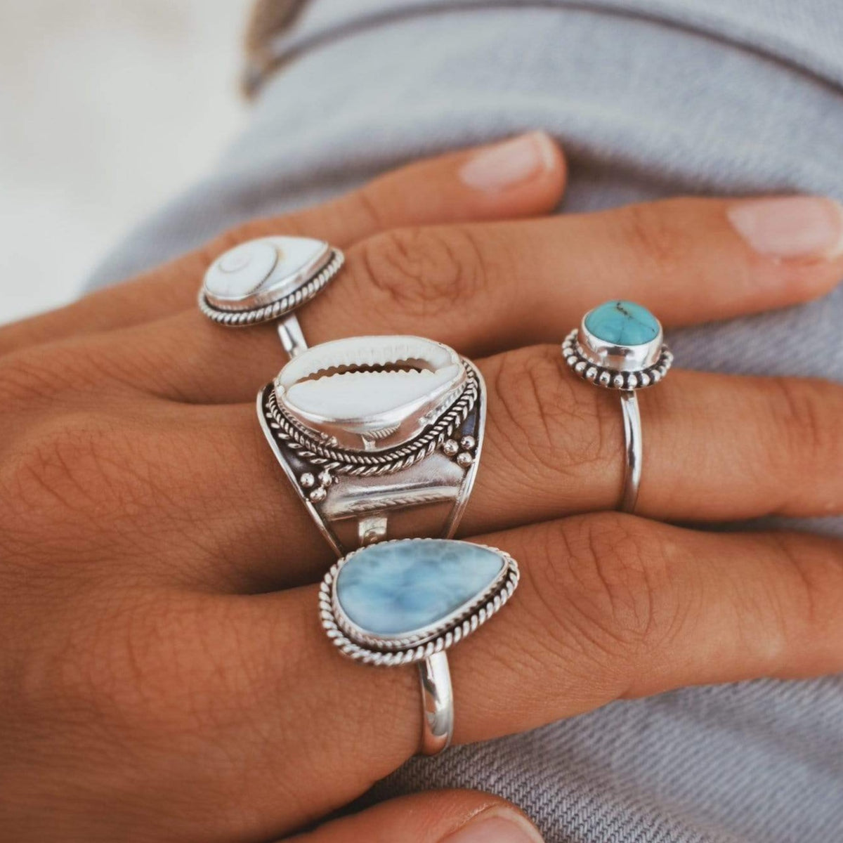 Auffälliger Cowrie Muschel Gussring mit Twist- und Perlenverzierung - Tropical Tribe