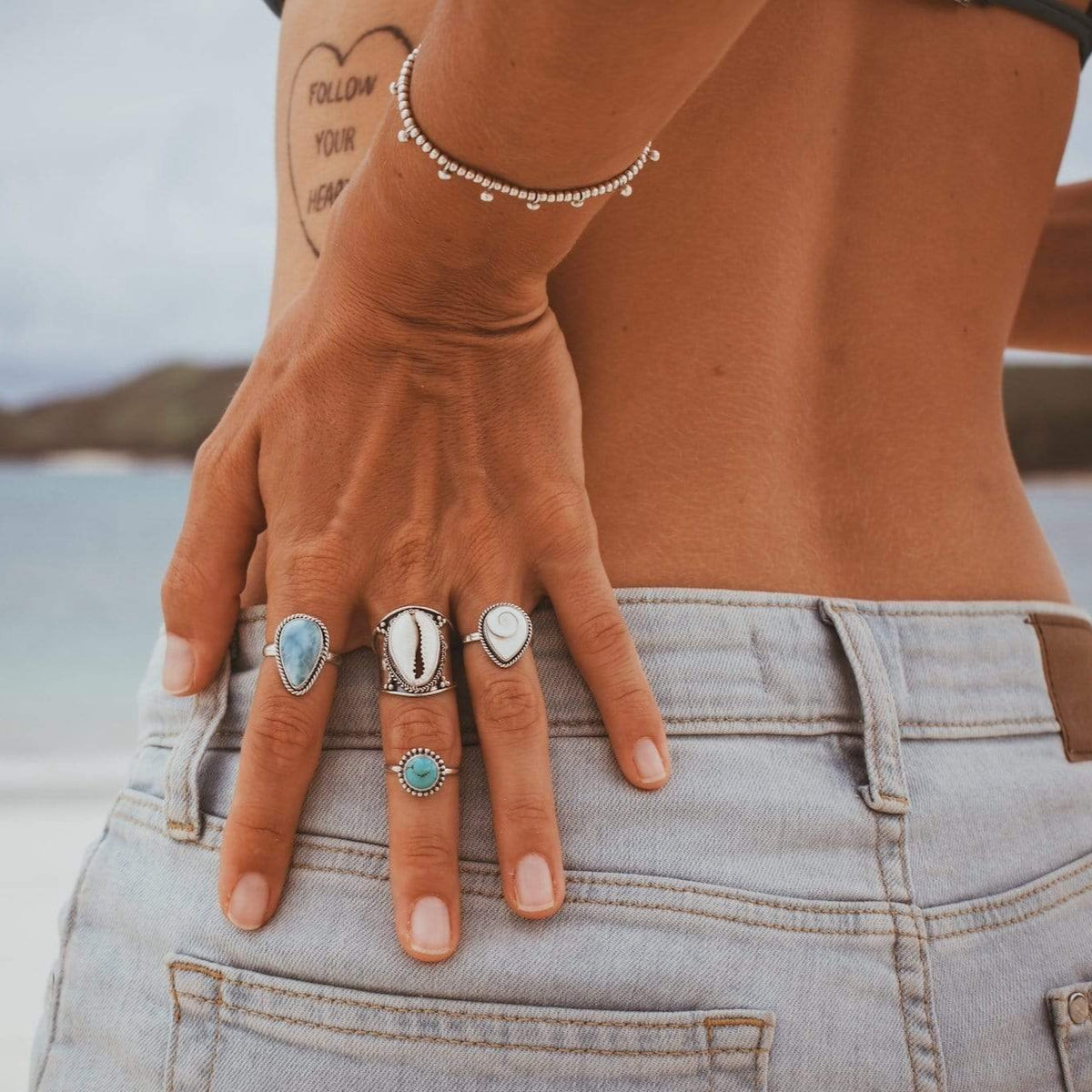 Auffälliger Cowrie Muschel Gussring mit Twist- und Perlenverzierung - Tropical Tribe